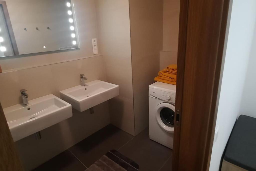 Sky-Park Flat&Parking Apartment Bratislava Bagian luar foto