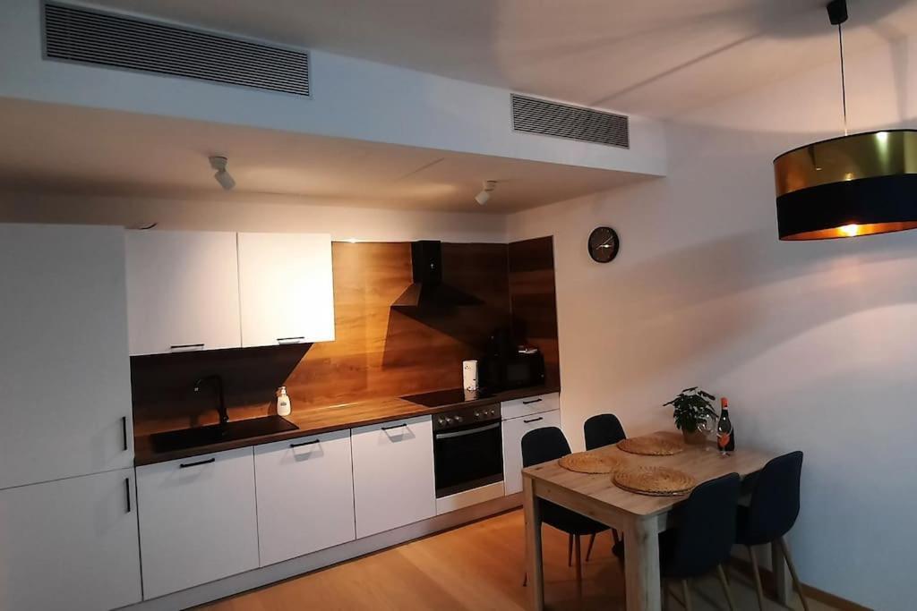 Sky-Park Flat&Parking Apartment Bratislava Bagian luar foto